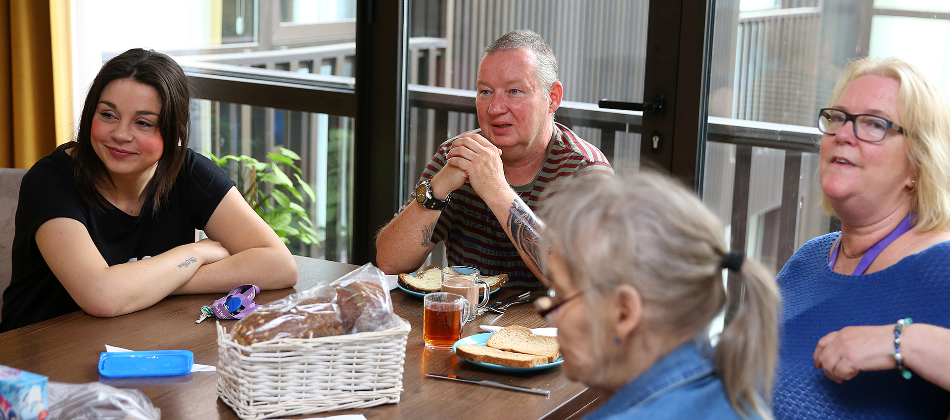 Meerdere-personen-aan-tafel_gespiegeld-1.jpg