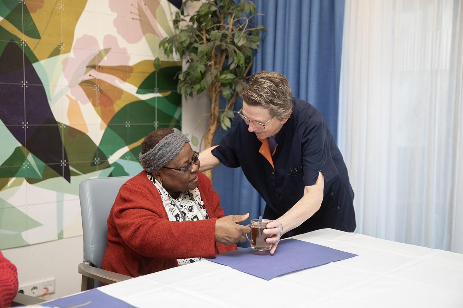 Bewoner er medewerker op afdeling gerontopsychiatrie: Zorg voor ouderen met langdurige psychiatrische problemen