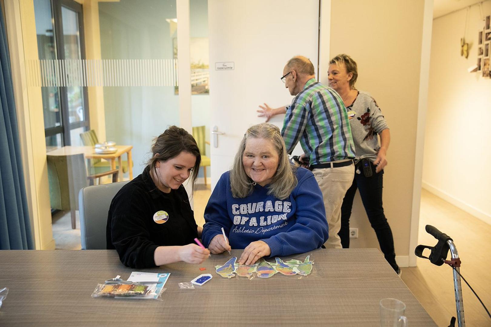 Samen een spel spelen op afdeling Gerontopsychiatrie: Zorg voor ouderen met langdurige psychiatrische problemen