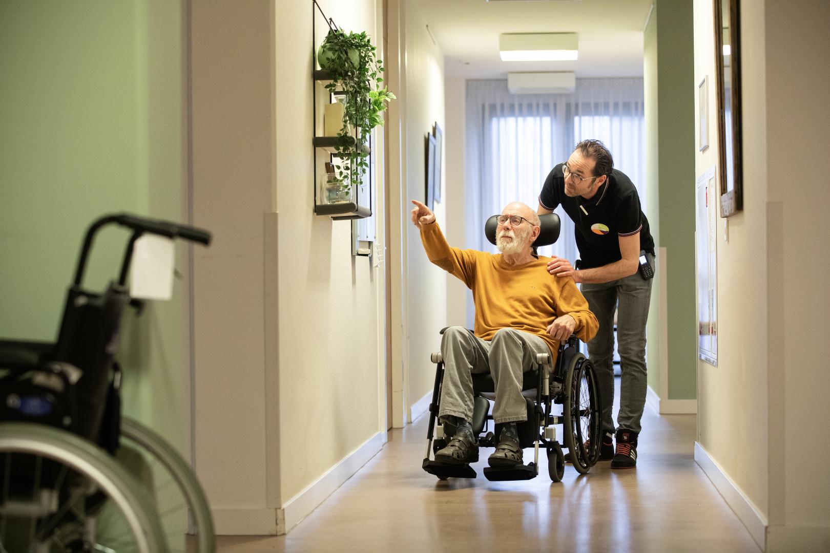 Bewoner in een rolstoel op afdeling Gerontopsychiatrie: Zorg voor ouderen met langdurige psychiatrische problemen