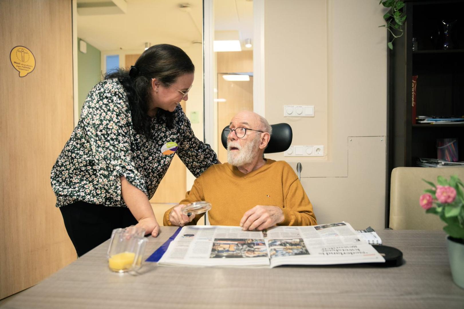 Samen de krant lezen op afdeling Gerontopsychiatrie: Zorg voor ouderen met langdurige psychiatrische problemen
